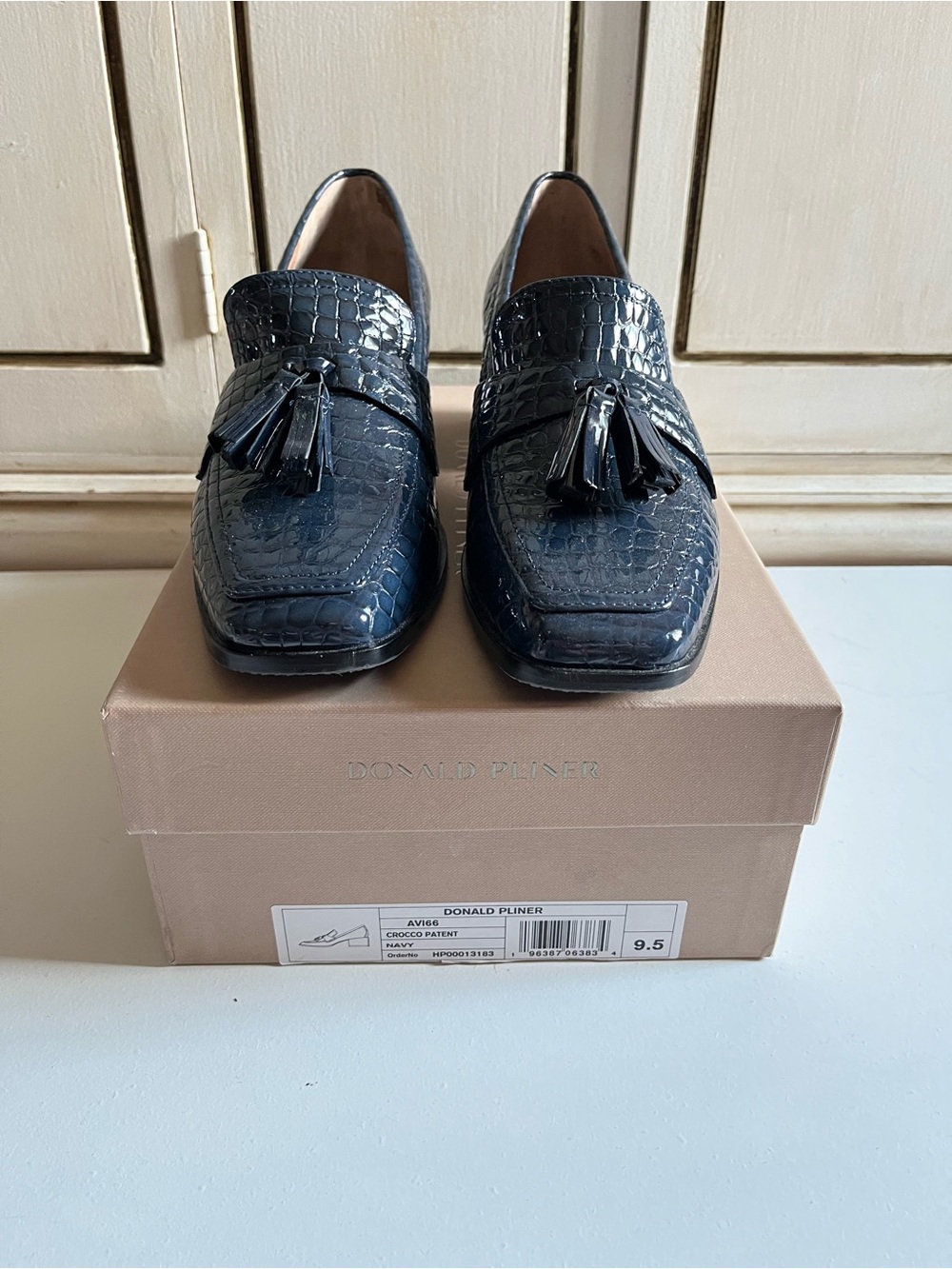 New women’s Donald J. Pliner Avi Loafer Pump Navy Patent Croc Embossed 9.5 Italy